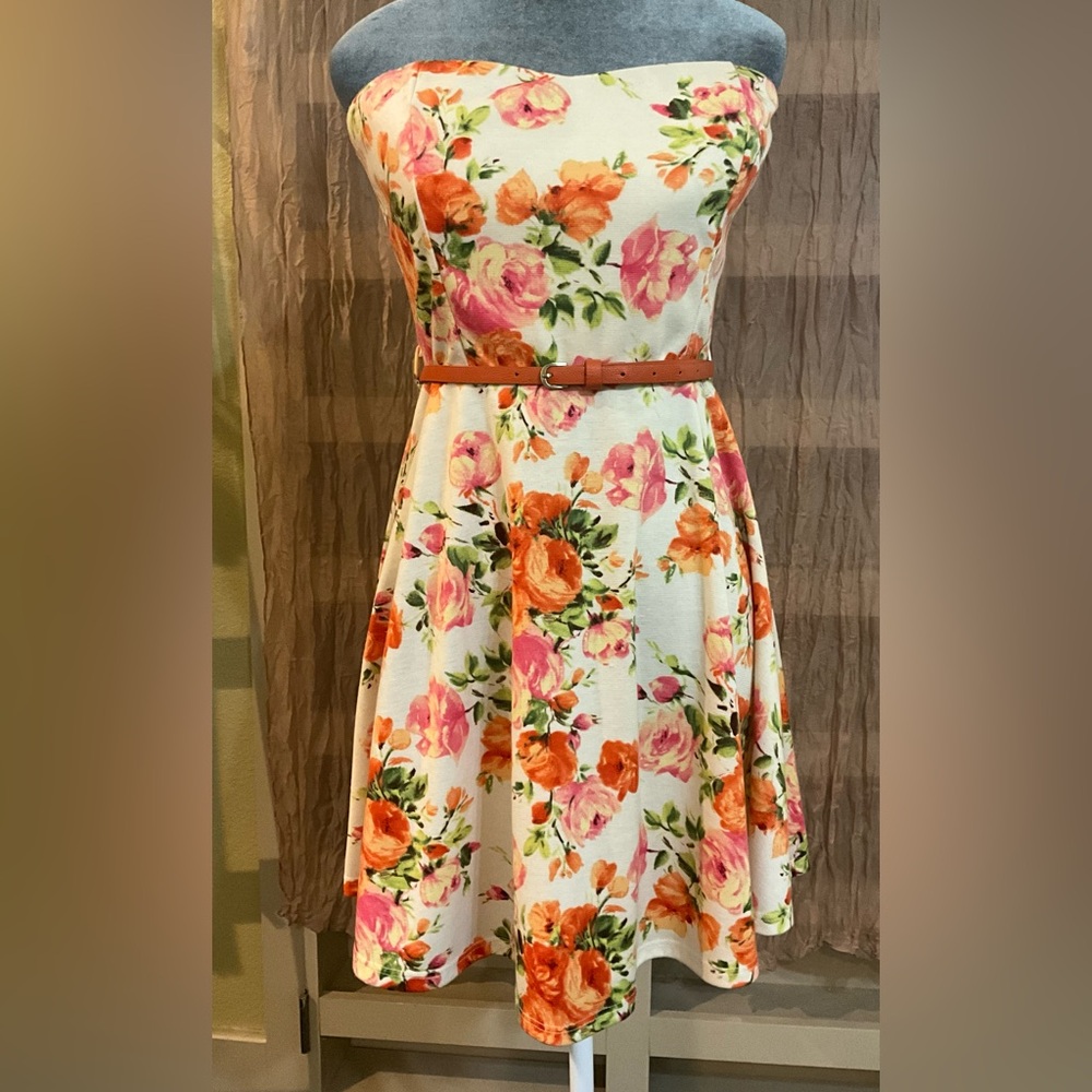 PRETTY GOOD FLORAL STRAPLESS MIDI DRESS. SIZE L